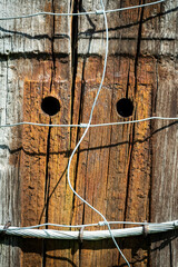 Poteau de clôture en bois patiné avec fil et deux trous