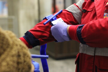 Fototapeta premium Demonstration of how to properly put a tourniquet on the arm. First aid training
