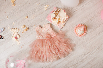 Broken cake, clothes covered in cream. Photo session for the first birthday.