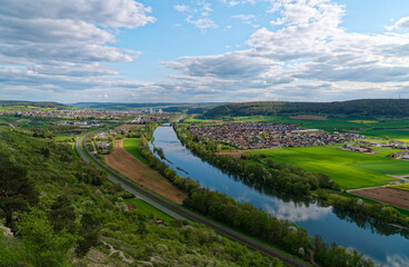 Obraz premium Abend über dem Naturschutzgebiet Grainberg-Kalbenstein am Main bei Karlstadt, Landkreis Main-Spessart, Unterfranken, Bayern, Deutschland.