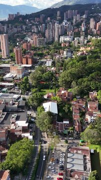 Video a&eacute;reo donde se puede ver la Transversal Inferior en el barrio El Poblado en la ciudad de Medell&iacute;n.