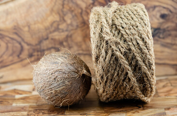 Fruchtfleisch und Seile aus Fasern von der Kokosnuss Cocos nucifera