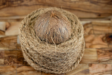 Fruchtfleisch und Seile aus Fasern von der Kokosnuss Cocos nucifera