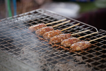 Grilled pork skewers are being grilled on the grill.