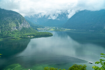 Hallstätter See, Bergpanorama und Obertraun in Hallstatt im Sommer Salzkammergut