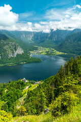 Naklejka premium Hallstätter See, Bergpanorama und Obertraun in Hallstatt im Sommer Salzkammergut