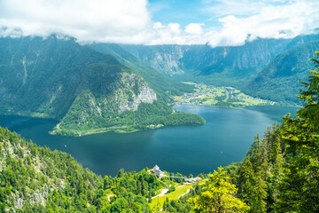 Hallstätter See, Bergpanorama und Obertraun in Hallstatt im Sommer Salzkammergut