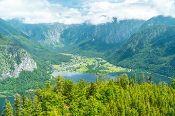 Hallstätter See, Bergpanorama und Obertraun in Hallstatt im Sommer Salzkammergut