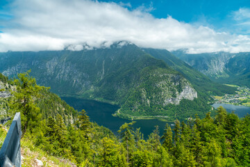 Hallstätter See, Bergpanorama und Obertraun in Hallstatt im Sommer Salzkammergut