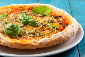 Pizza mediterranea condita con pesto alla genovese e tonno, cibo italiano 