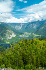 Hallstätter See, Bergpanorama und Obertraun in Hallstatt im Sommer Salzkammergut