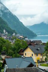 Fototapeta premium Blick auf Hallstatt und Hallstätter See, Bergpanorama im Sommer Salzkammergut, Österreich