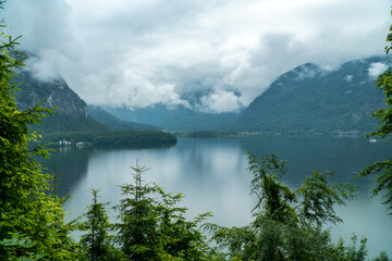 Hallstätter See, Bergpanorama und Obertraun in Hallstatt im Sommer Salzkammergut