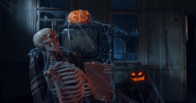 It's Halloween day and the skulls are the center of attention along with a few scary pumpkins


es d&iacute;a de halloween y las calaveras son el centro de atenci&oacute;n junto a unas cuantas calabazas que dan mie