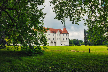 Obraz premium Fürstlich Drehna - Fuerstlich Drehna Schloss - Brandenburg - Deutschland - Wasserschloss - nahe Luckau - Landkreis Dahme - Spreewald - Fürstlich 