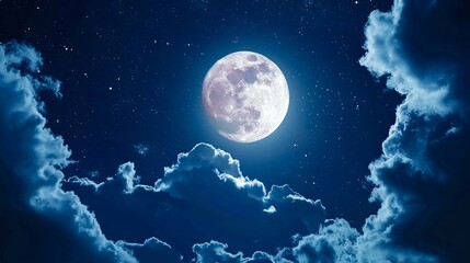 Obraz premium A full moon is seen in the sky with clouds.