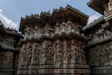 Obraz premium Intricate carvings of Hindu deities and also depict scenes from Hindu epics in the Hindu temple of Halebidu. India.