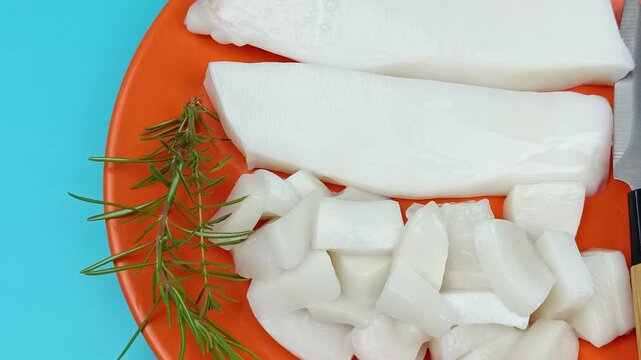 morceaux de calamars cru, en gros plan, dans une assiette	