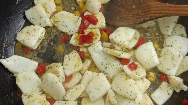 morceaux de calamars cru, en gros plan, en cuisson dans une po&ecirc;le