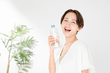 水を飲む女性