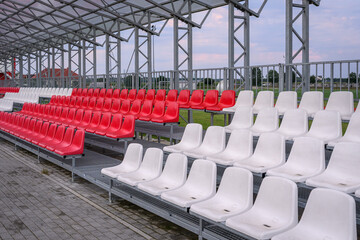 Białe i czerwone krzesełka sportowe