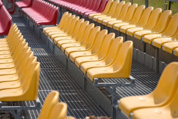 Żółto czerwone krzesełka sportowe © TM 360