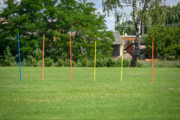 Fototapeta premium Kolorowe słupki sportowe na boisku