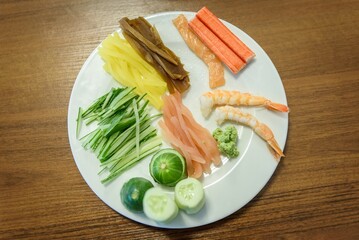Warzywa i ryby na talerzu © TM 360