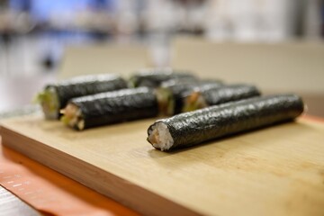 Sushi na desce do krojenia