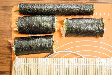 Sushi na desce do krojenia