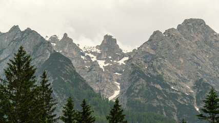 Obraz premium Cimon del Froppa: A Stunning View of the Iconic Dolomites' Peak Surrounded by Snow-Capped Mountains