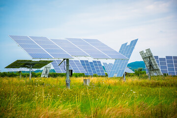 Photovoltaik Anlage auf einem Feld, Bayern, Deutschland	