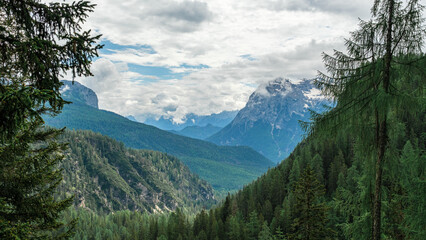 Obraz premium Majestic Dolomites: Summit Views from the Lago di Sorapis Trail