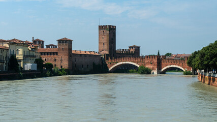 Obraz premium Verona’s Sunlit Streets: Discovering the City on a Hot Summer Day