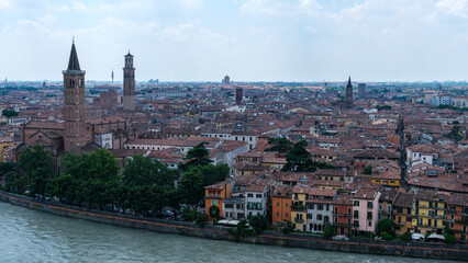 Obraz premium Verona Unveiled: A Scenic Overhead Perspective of the Italian City