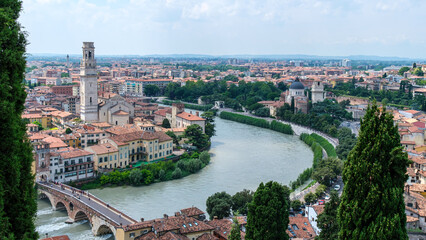 Obraz premium Sweeping Views: The Charm of Verona from an Elevated Perspective