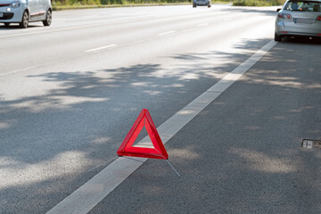 Autopanne mit Warndreieck auf der Bundesstraße,