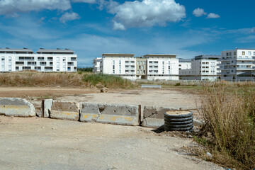 Fototapeta premium naissance d'un nouveau quartier avec des terrains de construction vierges