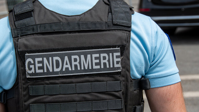 Marquage "GENDARMERIE" en gros plan &eacute;crit &agrave; l'arri&egrave;re d'un gilet pare-balles port&eacute; par un gendarme fran&ccedil;ais. Concepts de s&eacute;curit&eacute;, de criminalit&eacute; et d'affaires polici&egrave;res en France