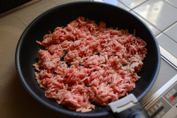 ひき肉を炒める