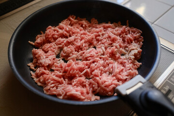 ひき肉を炒める