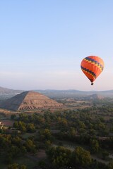Obraz premium Hot Air Balloon Over Teotihuacan Pyramids in Mexico City During Sunrise