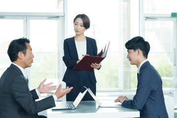 ビジネスパーソン　プレゼン　会議