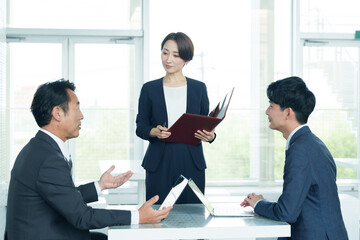 ビジネスパーソン　打ち合わせ　ミーティング