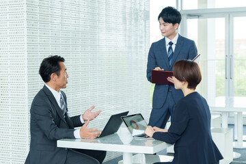 ビジネスパーソン　打ち合わせ　ミーティング