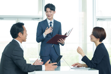 ビジネスパーソン　プレゼン　会議