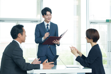 ビジネスパーソン　打ち合わせ　ミーティング