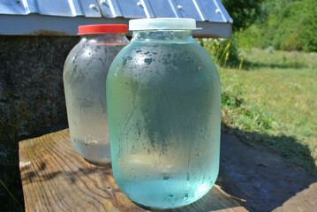 Naklejka premium Fresh cold spring water in a glass jar.