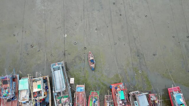 파타야 북부 어촌마을 나끌루아 선착장의 다양한 어선들