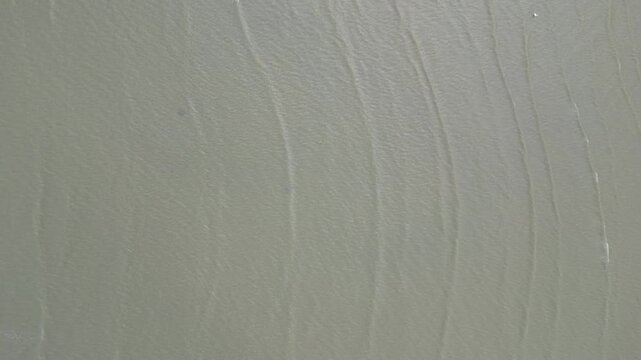 파타야 북부 어촌마을 나끌루아 해변의 갯벌에서 만난 부드러운 파도 물결의 패턴 